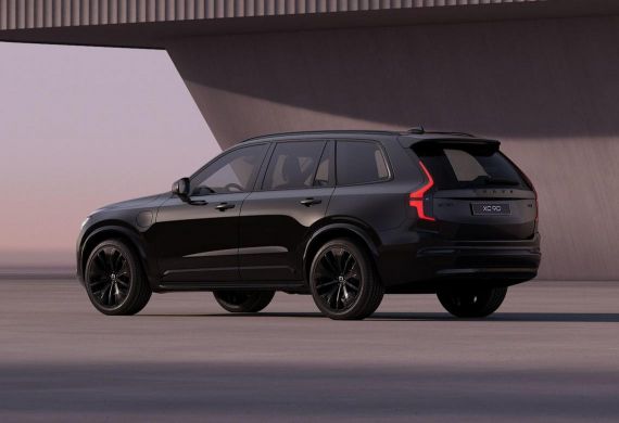 Volvo XC90 plug-in hybrid ve verzi Black Edition